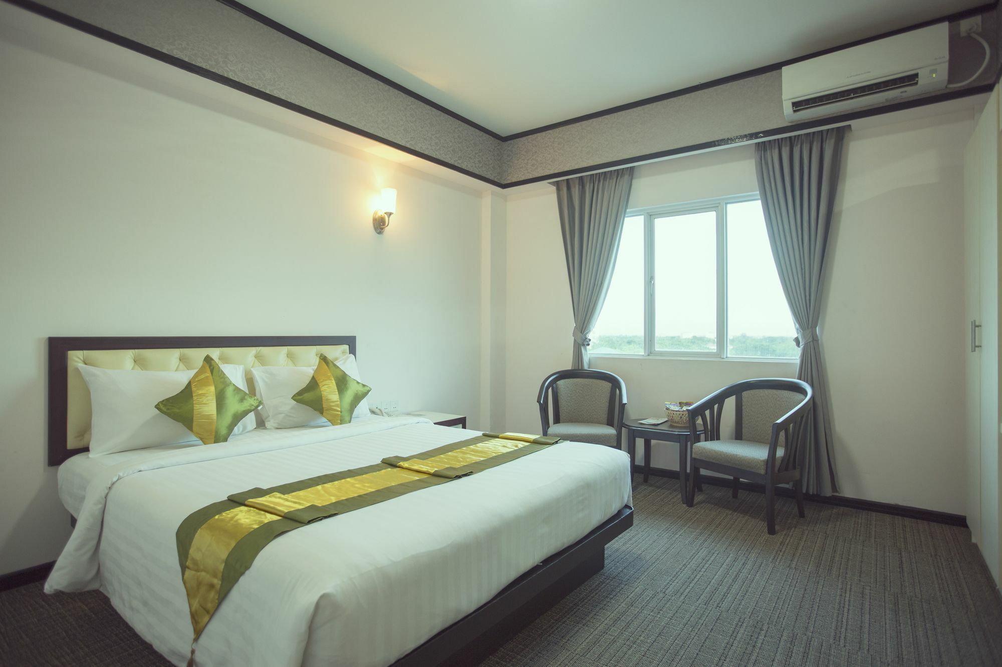 Platinum River View Hotel Rangum Exterior foto
