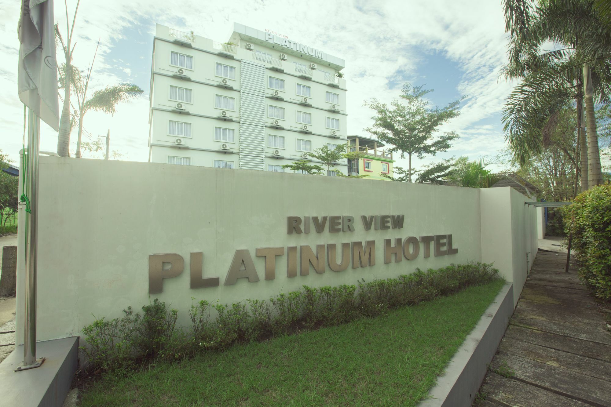Platinum River View Hotel Rangum Exterior foto