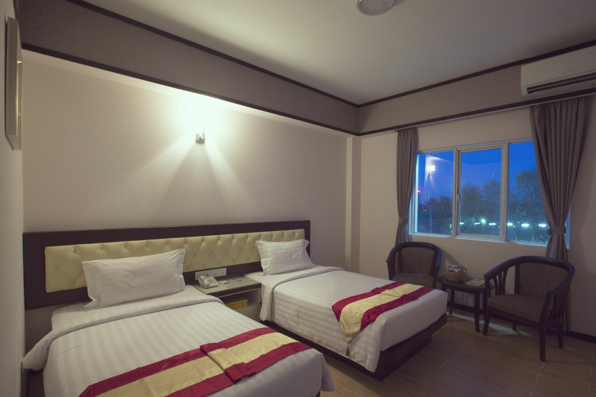 Platinum River View Hotel Rangum Exterior foto