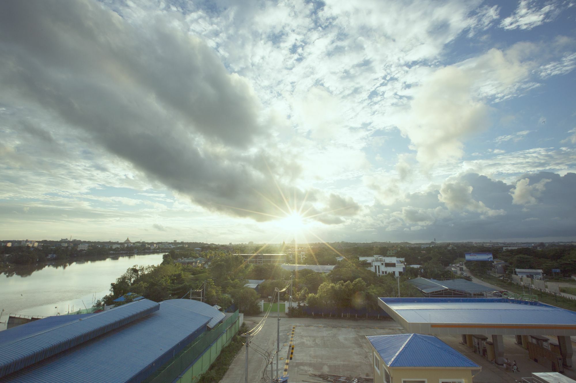 Platinum River View Hotel Rangum Exterior foto
