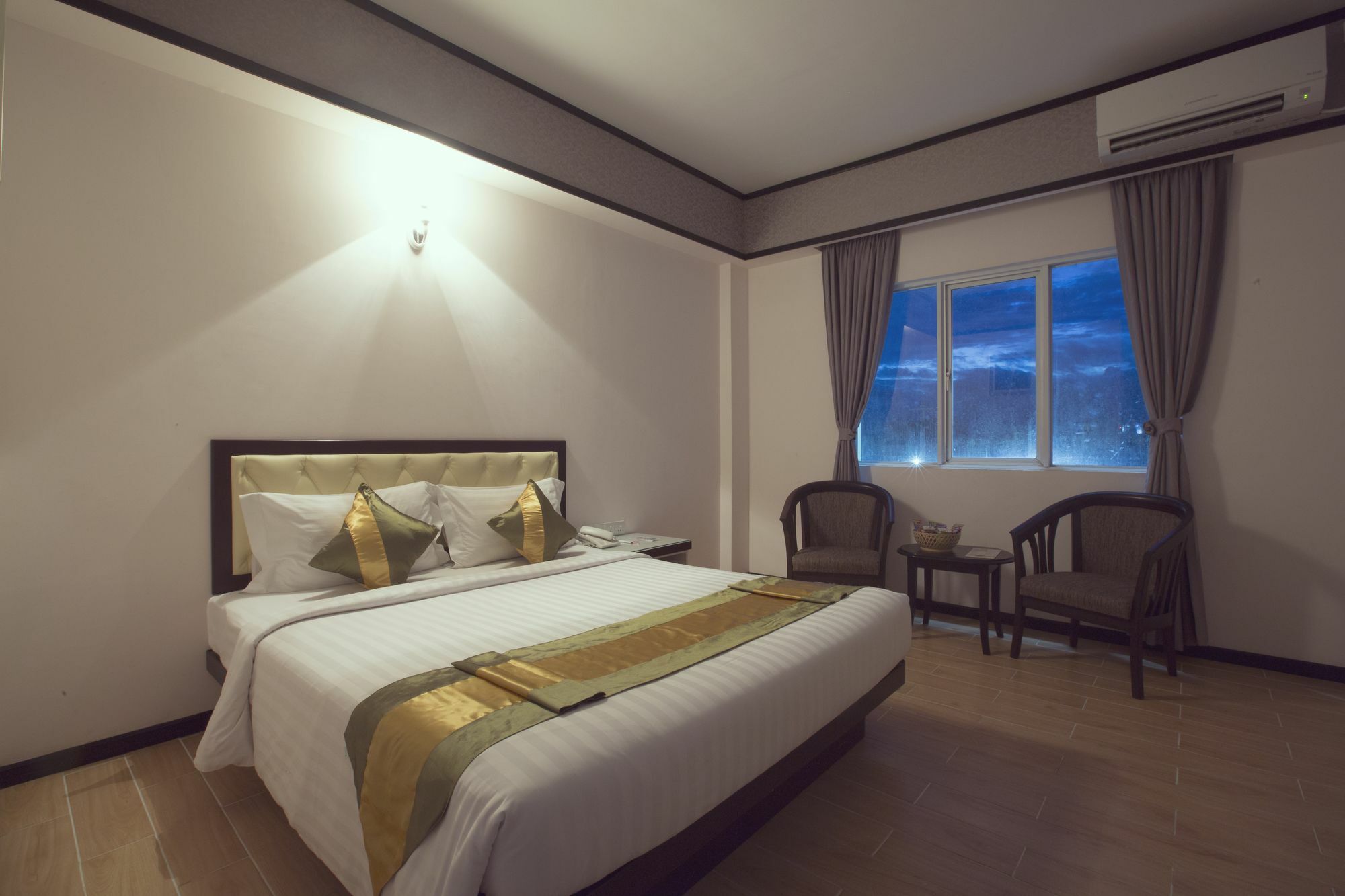 Platinum River View Hotel Rangum Exterior foto